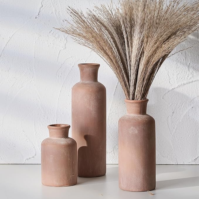Photo of 3 ceramic vases. 