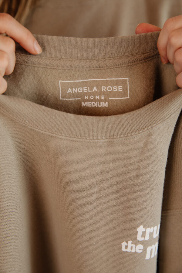 Trust the Magic | Crewneck | Cement Grey - Image 5