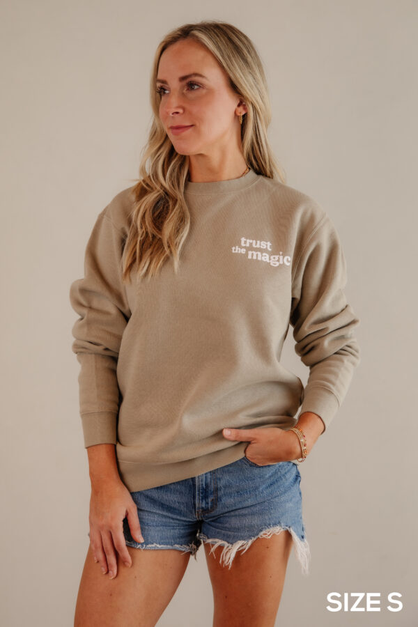 Trust the Magic | Crewneck | Cement Grey - Image 7