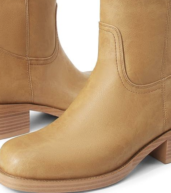 Cozy is more than what you see. Think acoustic playlists, plaid shackets, knee boots, and warm textures that bring every sense into autumn.